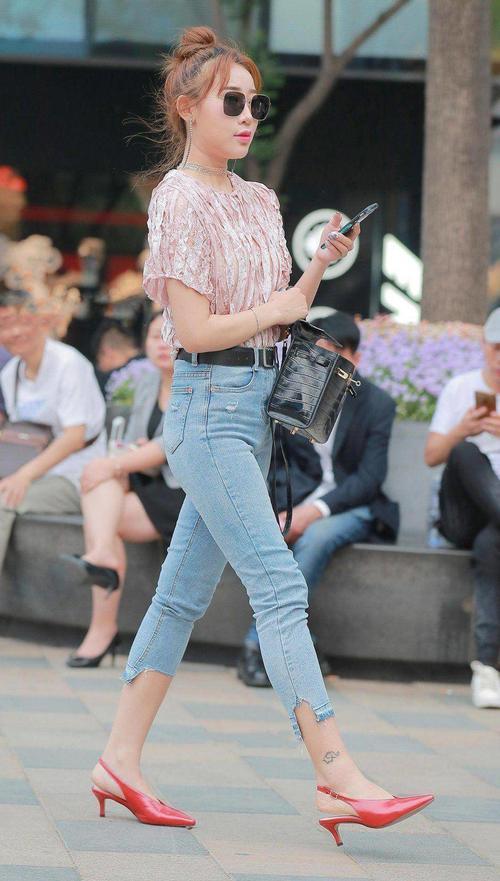 活力四射的打底裤小姐姐穿出曼妙身姿，这身材一看就是练过的！