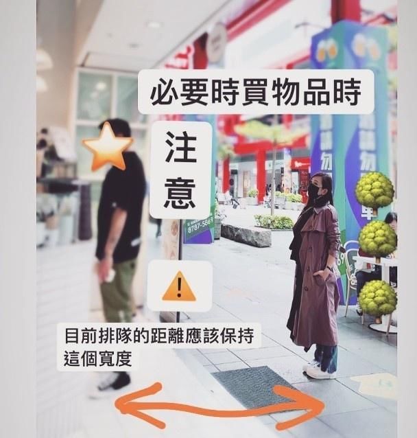  『豪宅』梁静茹在豪宅与闺蜜健身，身材强壮臂力惊人，但肚子为啥这么大？