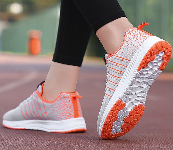 矮个子媳妇从不穿累脚的高跟鞋，只穿这种鞋子，一样洋气有女人味