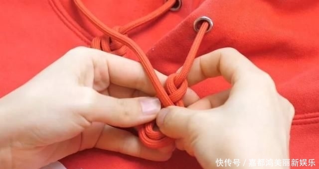  漂亮：今年最流行的卫衣绳子打结法，既漂亮又个性，方法简单一学就会！