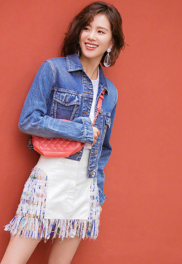 刘诗诗豁出去了，高跟鞋外面居然套着垃圾袋，没想到意外的好看！