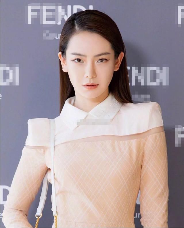 戚薇巴黎时装周看秀，三白眼比ab明显，没戴大美瞳有点认不出来！