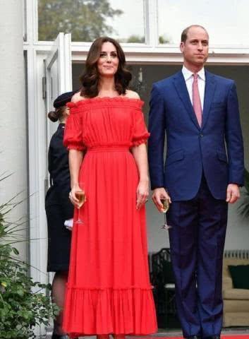 看完凯特王妃穿“一字肩”，才发现伊万卡有多普通，网友：好高贵