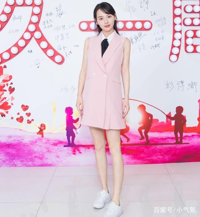 张嘉倪气质太好了，俗气的玫红裙能穿成仙子，哪像两个孩子的妈！