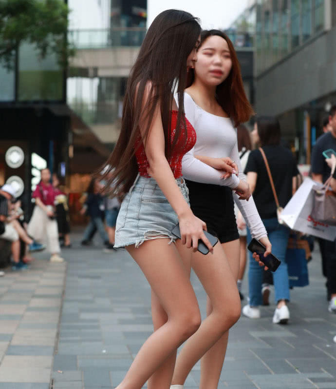 小姐姐穿红色裹胸短裤走在街上,身材娇小妩媚,引发路人频频回头