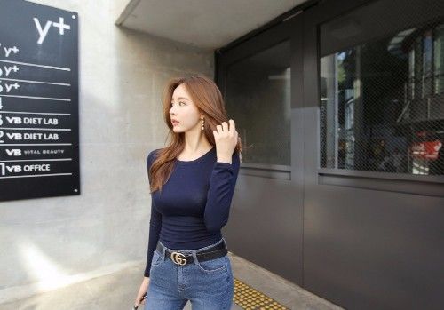 ?路人街拍，可爱小姐姐穿热裤，气质独特，令人移不开眼球！