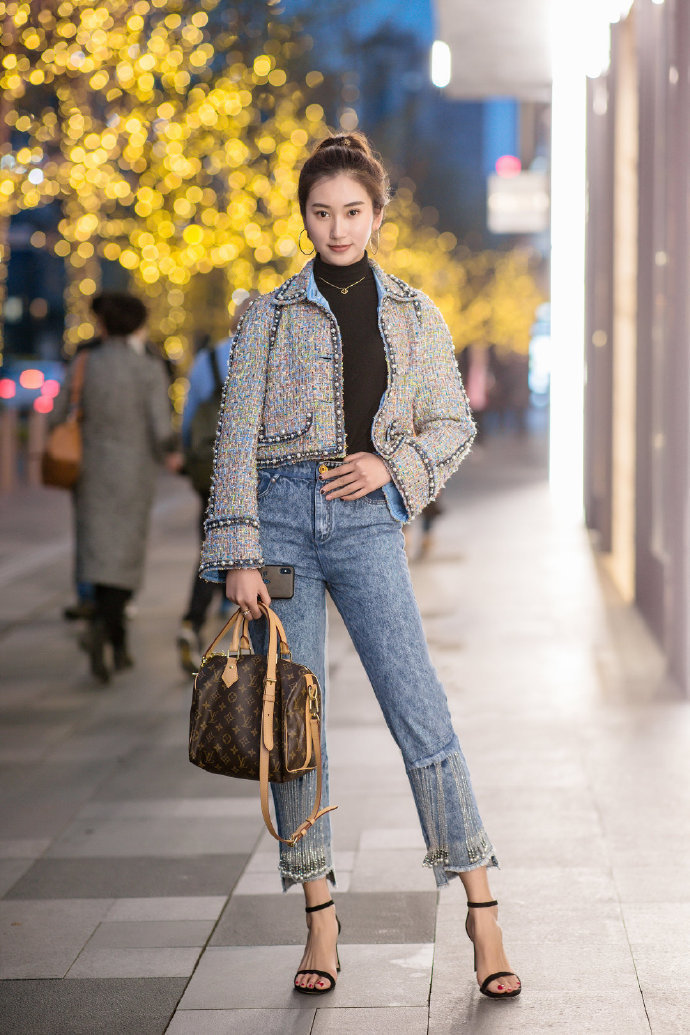 #身材#街拍:小姐姐们身材真好,青春又有活力