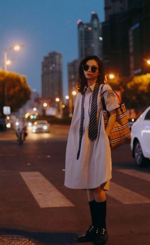 热巴缝深V领，杜鹃球鞋穿得有点皮!要嫁杰森哥的女人每一秒都美!