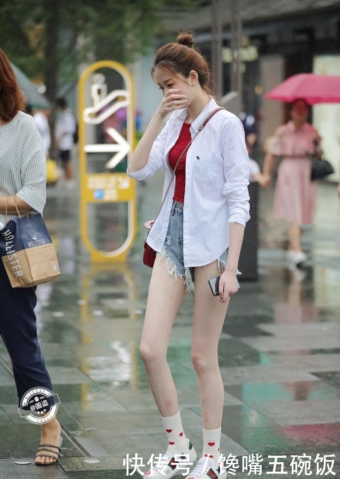 「 举止」举止优雅的热裤小姐姐, 有人为她挡雨吗,街拍