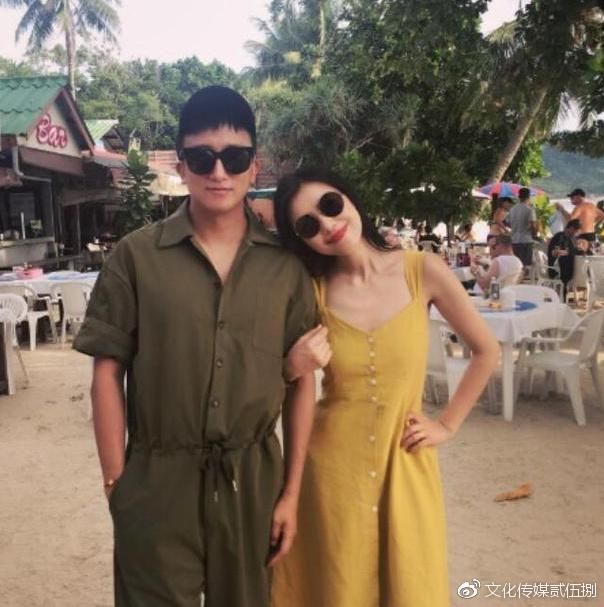 赵又廷现身机场接高圆圆，两人很甜蜜，打破家暴谣言！