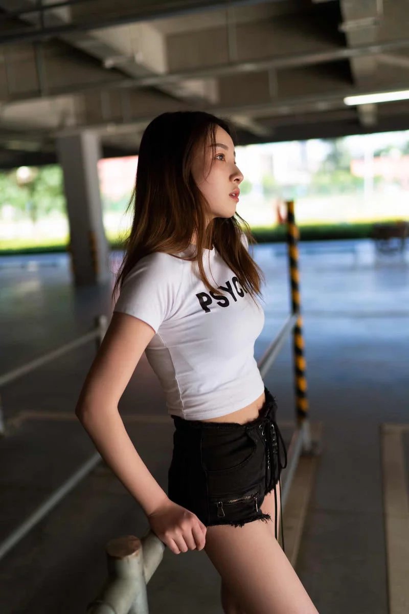 街拍：图1小姐姐，身材美的感觉都快掉出来了，醉了！