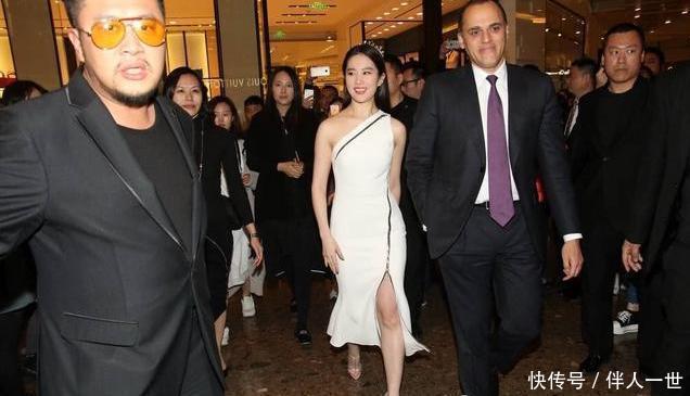 刘亦菲的这身打扮真不一般, 一根拉链撑起整个裙子!