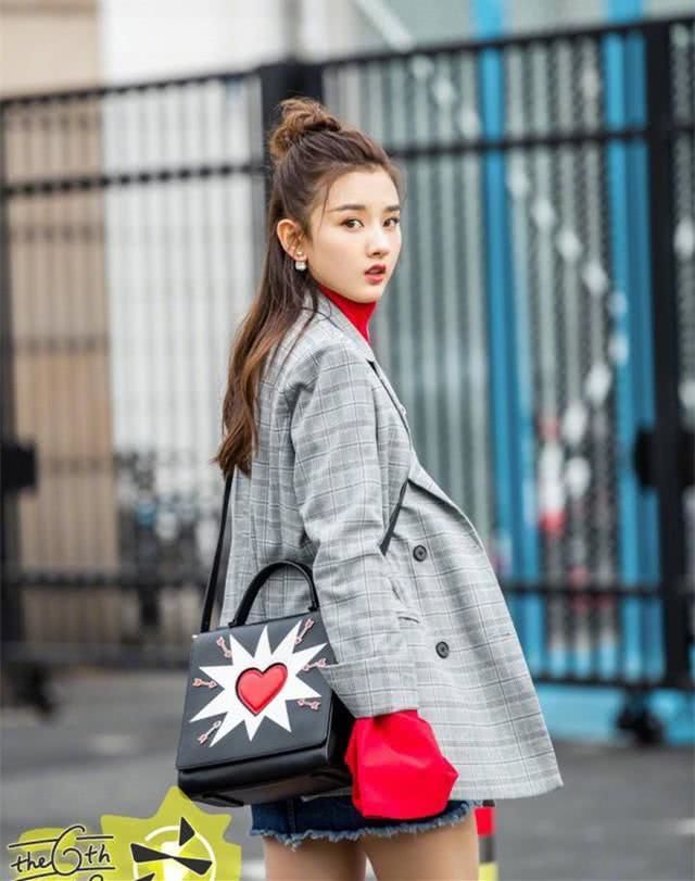 20岁宋祖儿真会穿，西装搭卫衣简直美炸了，网友：这腿看了想跪