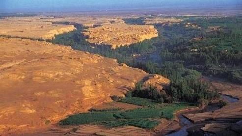 『湖泊』中国一片藏在沙漠的湖泊,有上千个湖面,现今是知名旅游景点