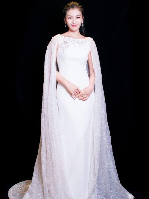 刘涛英伦穿扮惊艳众人，贵族名媛范十足，美到认不出!