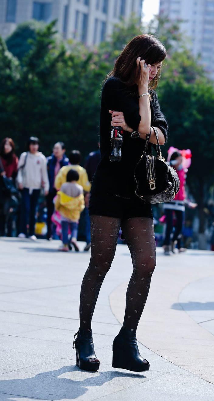 街拍:一斑点黑丝紧身裙美女，丰腴的身姿夺人眼球