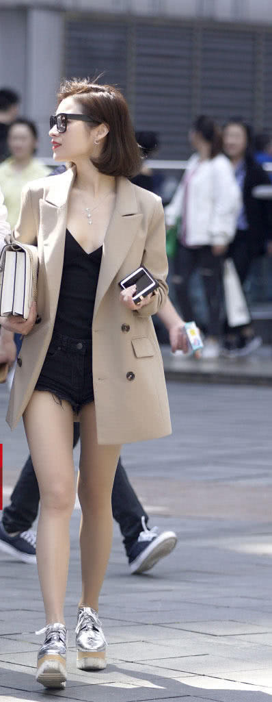 气质女神下身热裤消失，秀出修长纤细的美腿