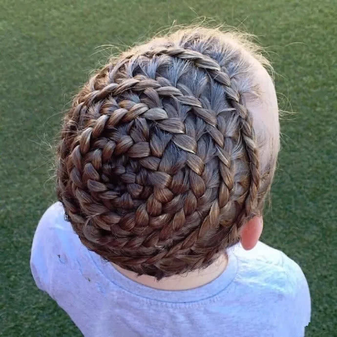 外国小女孩因发型走红网络，妈妈一周给孩子换7次发型!美翻了