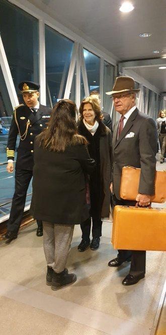 瑞典国王自己提着大包小包赶飞机,为什么欧洲