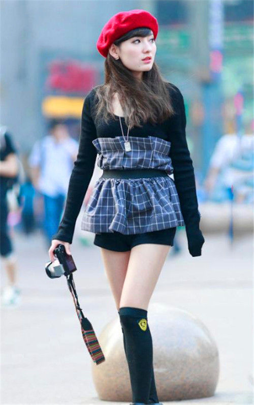  衬衣：街拍：黑色露肩衬衣美女，透出神秘的朦胧美感
