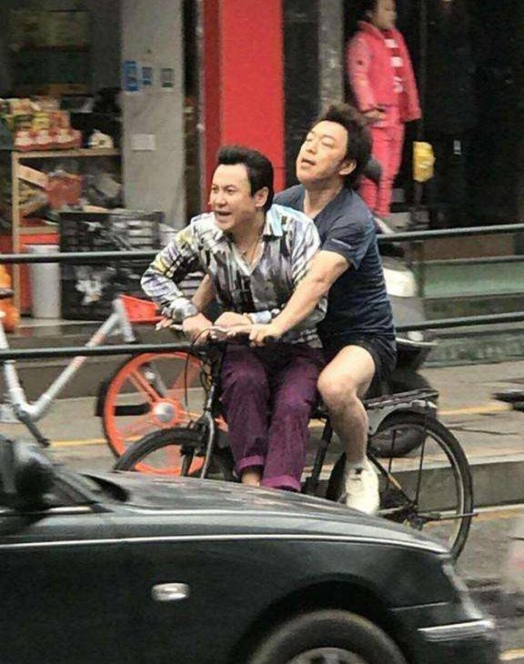 黄渤新戏封路将市民堵家中被骂戏子当道 片方致歉因一句话再遭骂