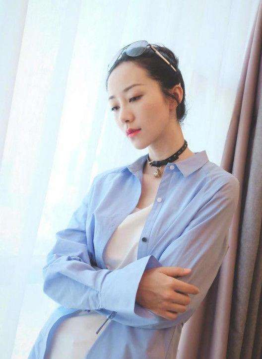 韩雪也来凑热闹，裙子比打底裤还短太撩，网友:大呼永远的女神