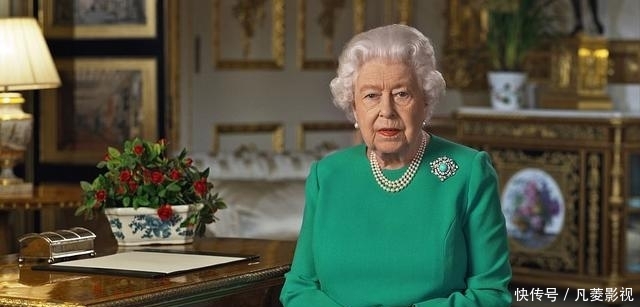  【历史性】93岁英国女王发表历史性电视演讲！绿裙配绿松石胸针高贵又优雅