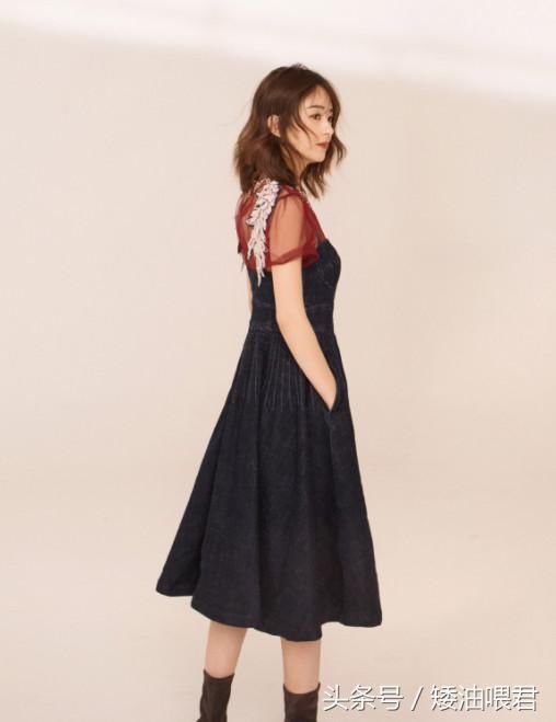 赵丽颖真会玩!裙子从正面看像床单,背后亮了,原来你是要上天啊