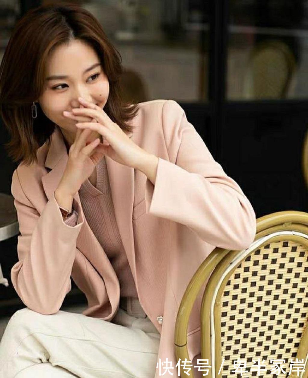 「柔软度」女生如何穿衣,才能展现出温柔高级的气质感来?“柔软度”很重要