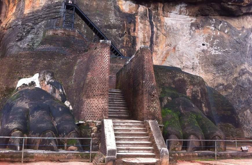巨岩山顶的神奇宫殿遗址，距今有一千五年历史，建造方法至今成谜