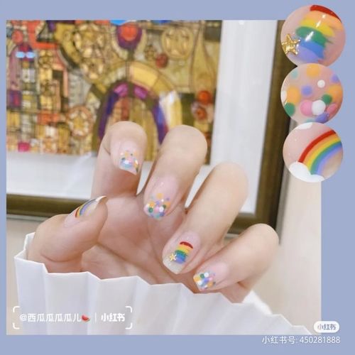  图源@不露脸的春天，当然要在指甲上做点花头啦！