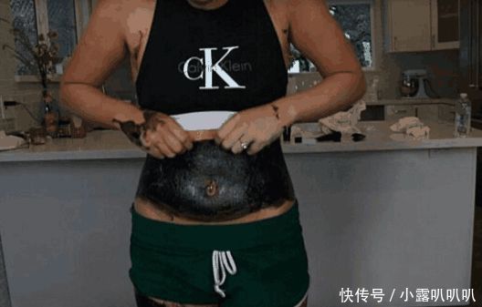 女子将面膜涂满全身, 过一会后，当要撕下时女子后悔不已啊