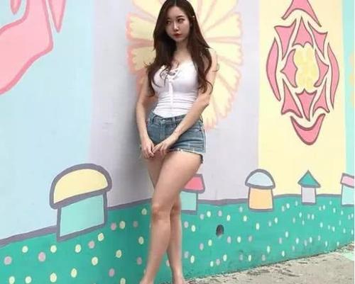 牛仔短裤的美，让你全身散发出迷人光彩！