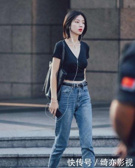  「以试一下」T恤叠穿或搭配不同款式的牛仔裤，都是春夏最nice穿搭CP！