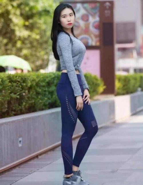 街拍美女：小姐姐身穿打底裤凸显傲人身材！太迷人！