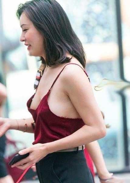 街拍美女:真空出行, 就是那么自信, 有魅力!