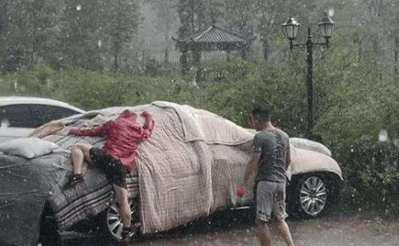 山东突降冰雹，不仅农民遭了秧，就连汽车也掀开了“遮羞布”！