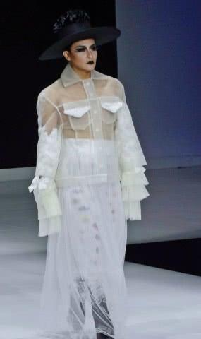 “小虎队”陈志朋时装周造型奇葩放飞自我，网友纷纷说道辣眼睛