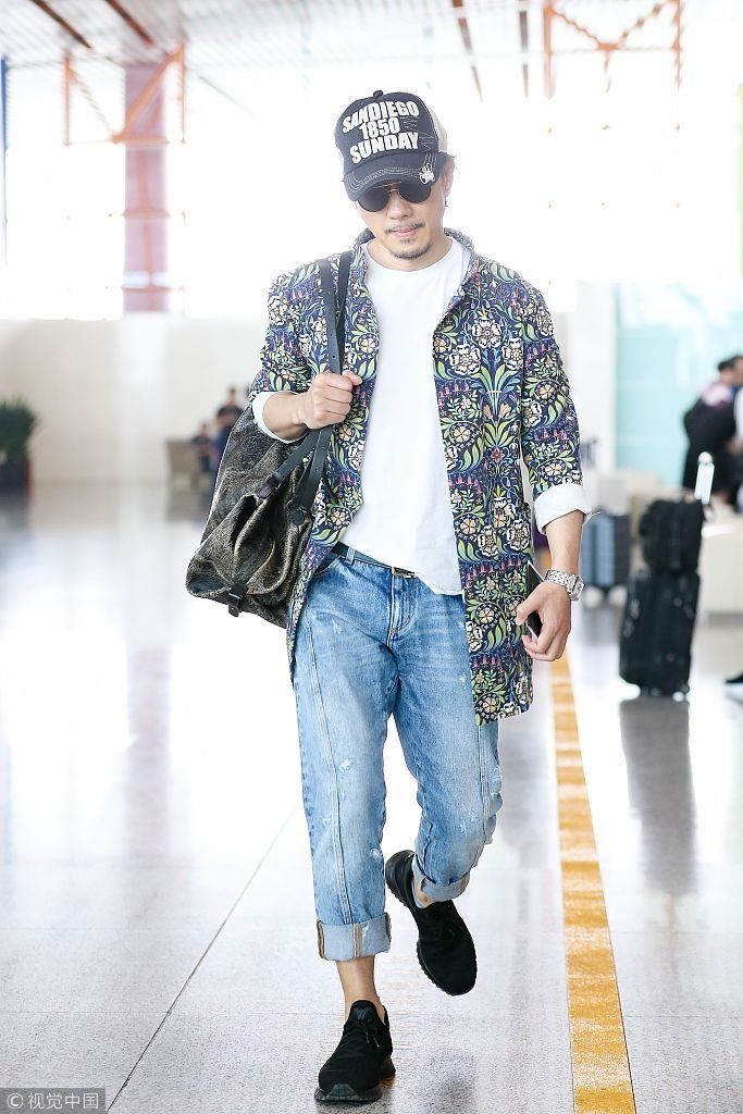 “全能大叔”赵立新穿“度假”衫配仔裤扮潮  扛大包走路生风似“