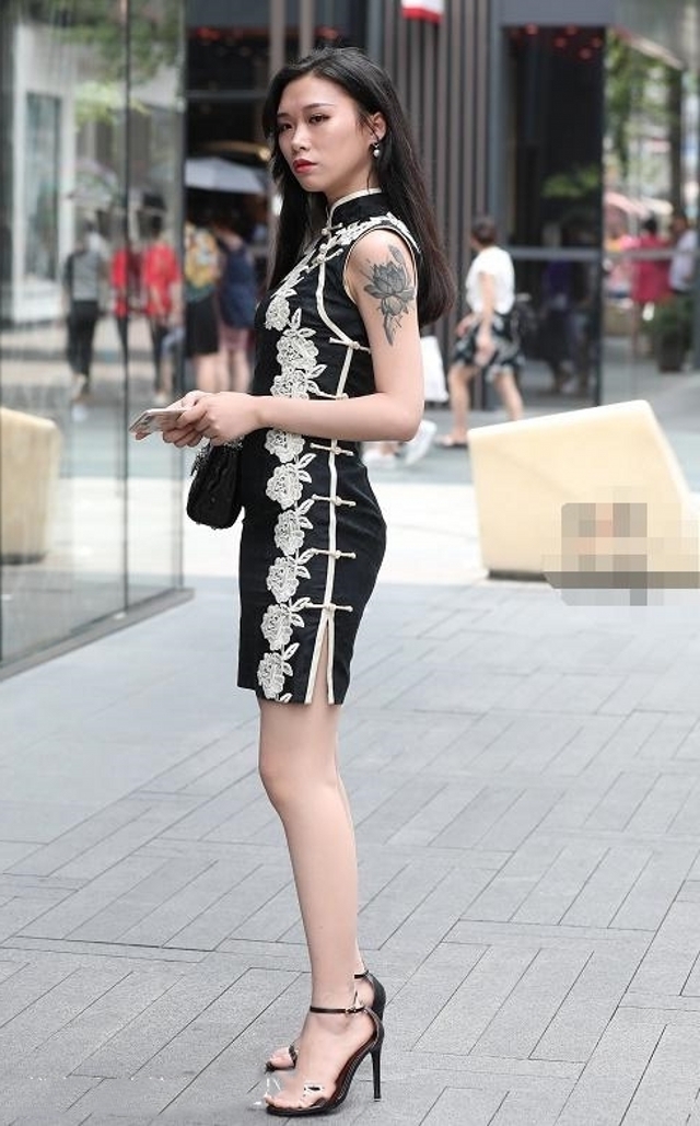 气质|路人街拍,小姐姐身上穿着一件气质的衬衫裙,显得温婉可人