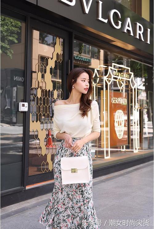 斜肩搭配包臀裙,不仅秀出了一双迷人的大长腿,还能修饰臀部线条