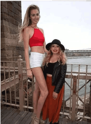 美国20岁女生腿长1米3, 自称无人敢追, 最苦恼穿裙子被偷看!