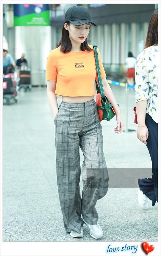 当戚薇和李沁同穿格子阔腿裤，才知道P图与不P图的差距有多大！