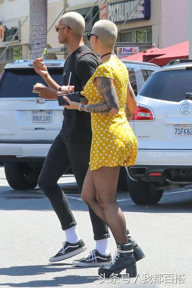 美国平头性感辣模出街，这腿粗得跟腰一样 网友:真是放飞自我