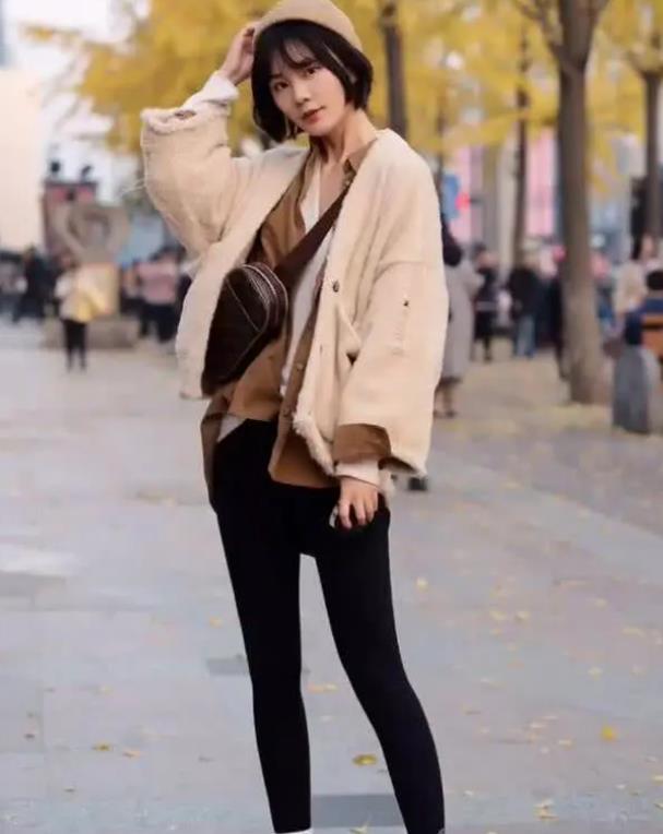 #风采#街拍:倾城倾国的美女,一件黑色背心配浅色短裙,优雅气质风采