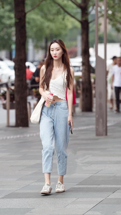 路人街拍，辣妈穿着时尚，身材高挑，不输妙龄小姐姐！