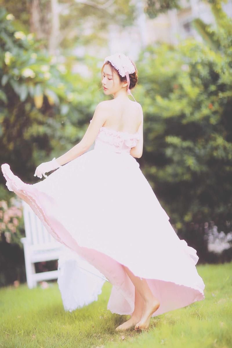 性感粉嫩美女抹胸裙诱人图片