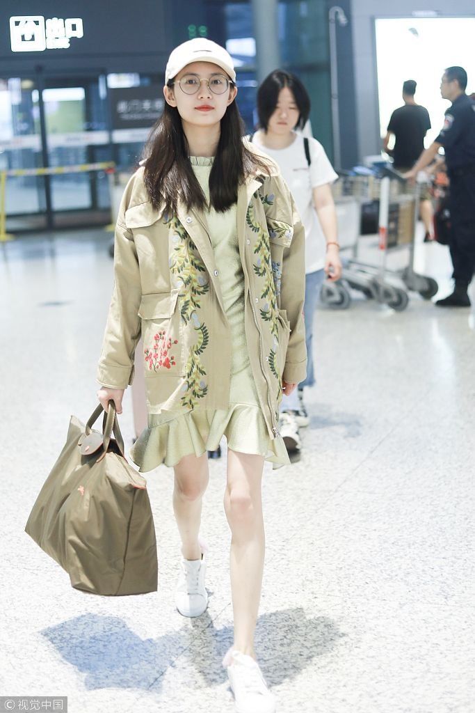 “新版赵敏”陈钰琪独自亮相机场 素颜皮肤白皙美腿吸睛
