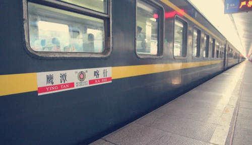 中国国内行程最长的火车：途经45个城市，跑一趟需要三天三夜