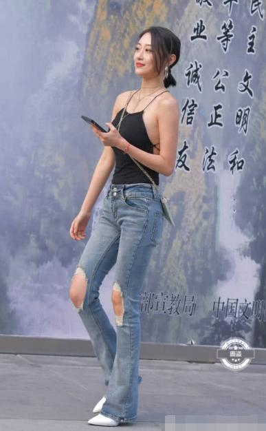 小姐姐将“肚兜”当成了一种时尚，原谅我看不懂这样的时尚